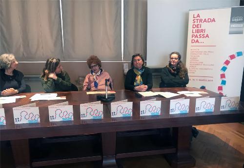 Una fase della conferenza stampa svoltasi a Pordenone per presentare il progetto dedicato alla lettura e rivolto ai giovani del Friuli Venezia Giulia